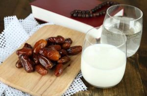 مزج التمر بالحليب يقوي الأطفال