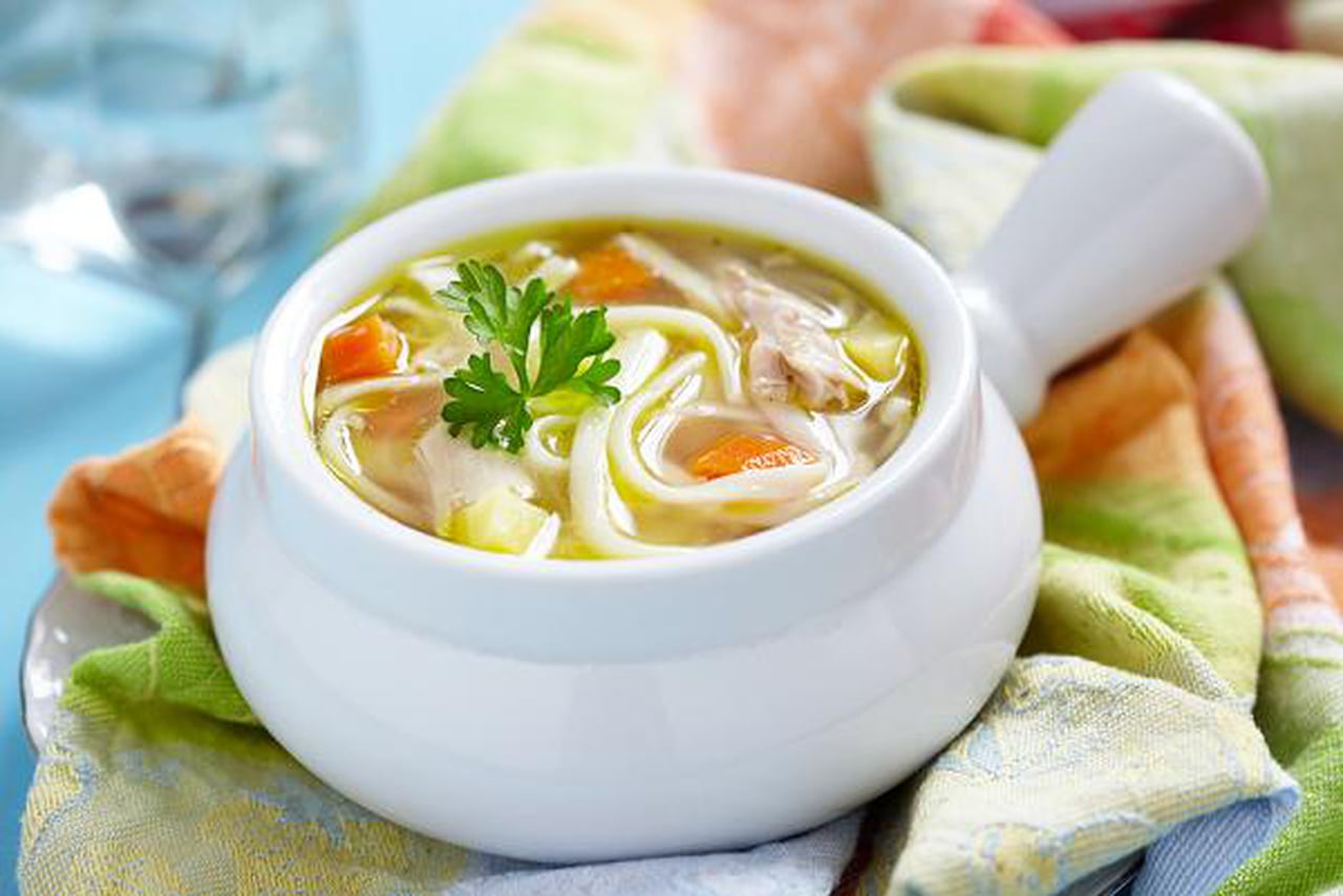 شوربة نودلز باللحمة والمشروم