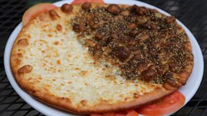 طريقة عمل مناقيش باللبنة والسمسم