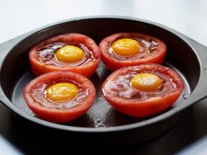 اكواب الطماطم بالفرن بالبيض والجبن