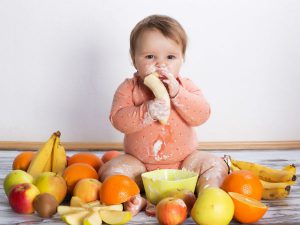 التغذية عند الرضع و جدول إدخال الاطعمة الغذائية الاساسية