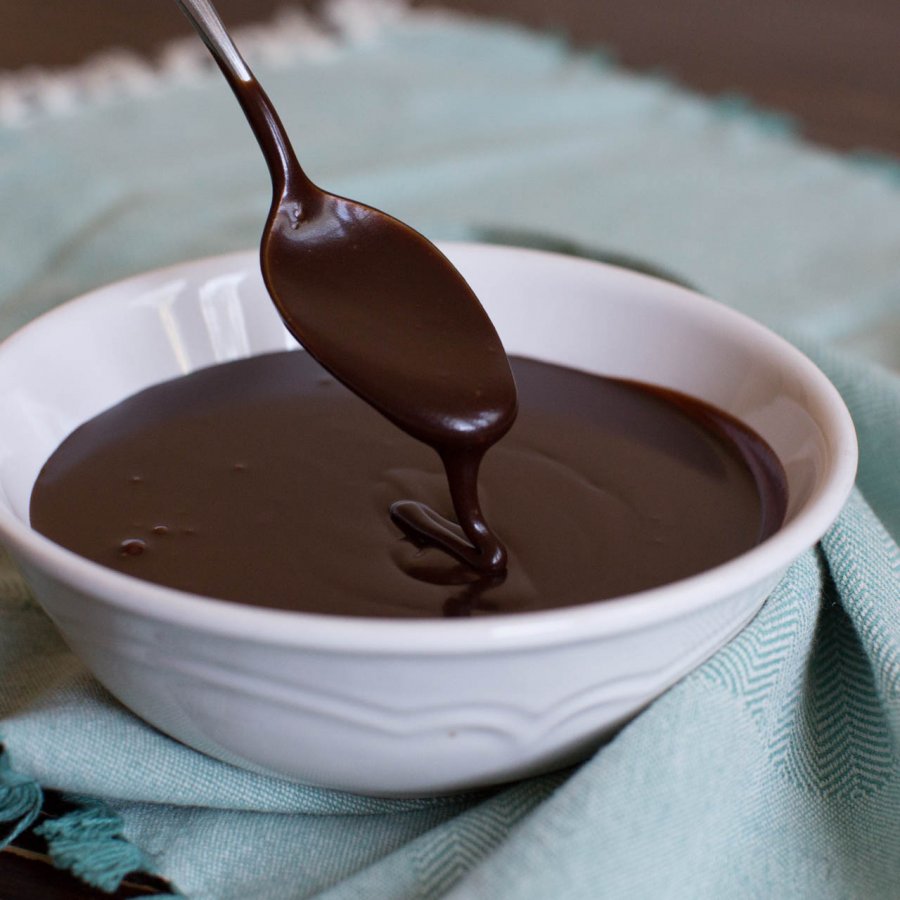 طريقة عمل صوص الشوكولاتة لتزيين الكيك والحلويات