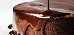 طريقة عمل صوص الشوكولاتة لتزيين الكيك والحلويات