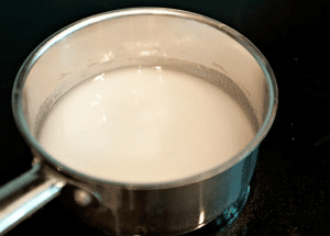 طريقة عمل صوص الكراميل الخفيف والسهل للحلويات بالصور