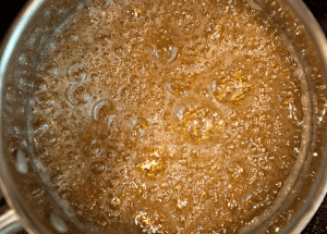 طريقة عمل صوص الكراميل الخفيف والسهل للحلويات بالصور