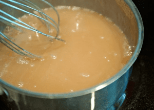طريقة عمل صوص الكراميل الخفيف والسهل للحلويات بالصور