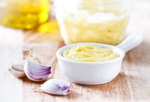 طريقة عمل سلطة الثومية بثلاث وصفات زي المطاعم