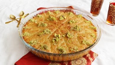 Photo of طريقة عمل الهريسة بالقشطة وطريقة هايلة لتقطيعها بالصور