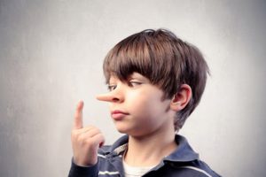 6 أشياء على الأهل تجنبها عند كذب الاطفال