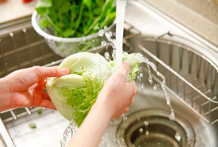 كيفية غسل الخضروات والفاكهة لحماية عائلتك من الجراثيم