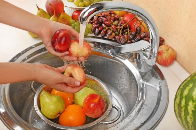 كيفية غسل الخضروات والفاكهة لحماية عائلتك من الجراثيم