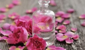 10 وصفات طبيعية لتعطير الجسم