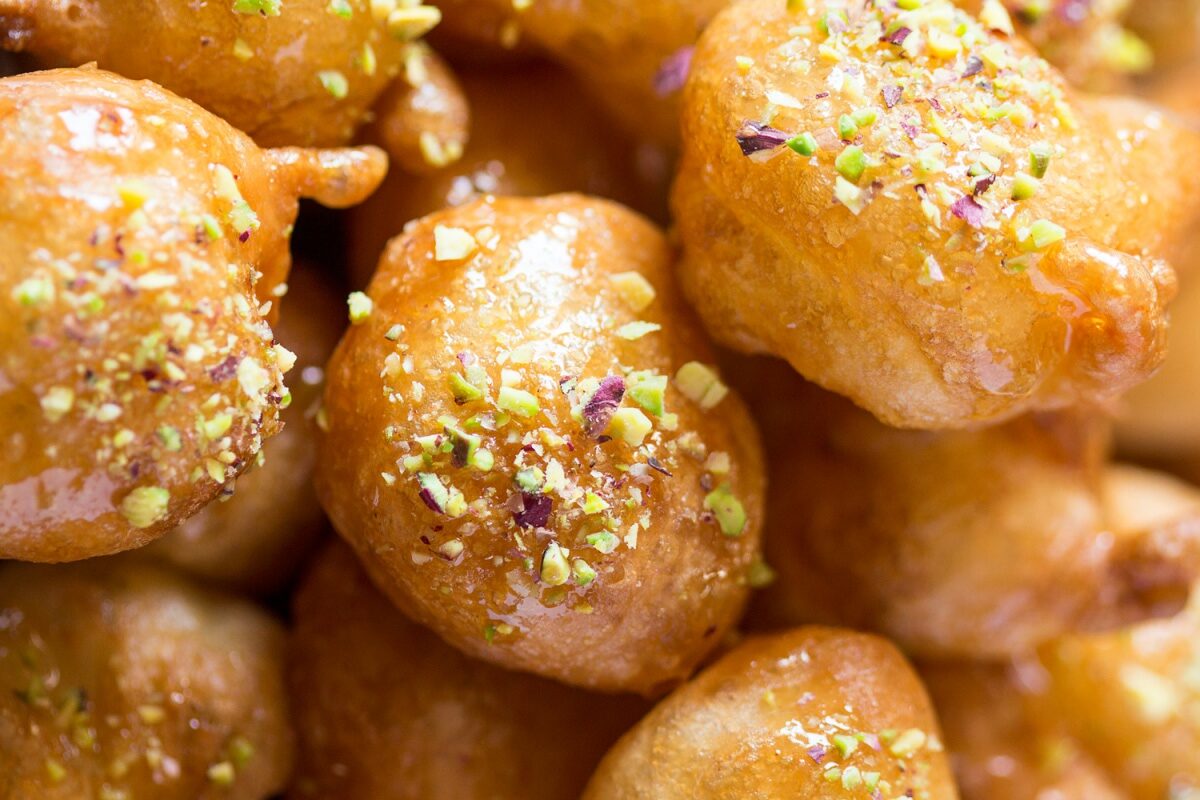 طريقة عمل الزلابيا اليوناني الهشة بالصور
