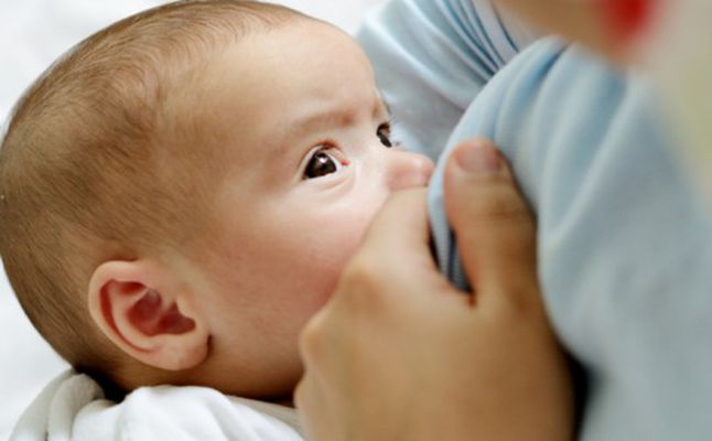 طرق طبيعية لتجفيف حليب الثدي عند الفطام