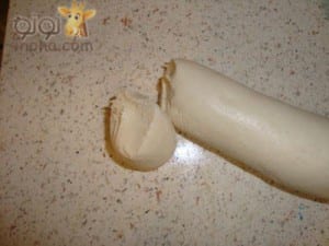 طريقة عمل حلوى لاكريم بعجينة اللوز بالصور