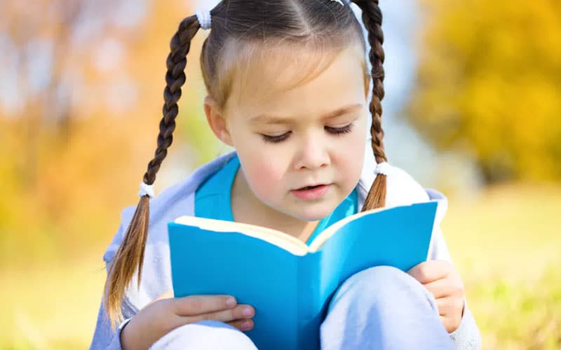 جعل الطفل يحب القراءة بتلك الطرق الذكية