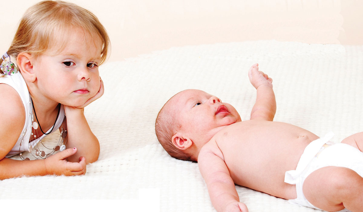 Photo of فكرة سهلة جداً وستلغي تماماً غيرة الاخ الاكبر من الطفل الرضيع