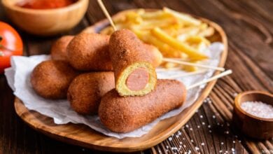 Photo of طريقة عمل الكورن دوج الذي يعشقه الصغار بالخطوات مصورة