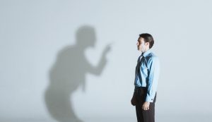 لاتتاثر بكلام الناس لإن ببساطة كل بيت له ظروفه