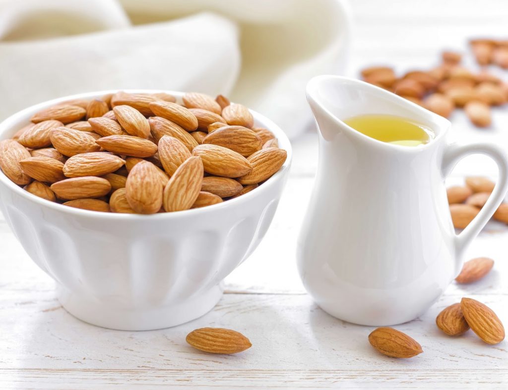 فوائد اللوز للبشرة وخلطات لعلاج وتغذية البشرة