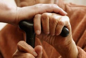 قصة جميلة تعلمك الاحسان الى الوالدين