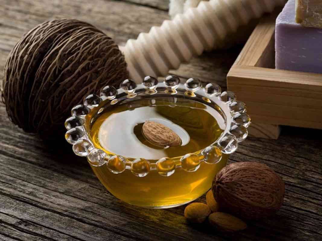 علاج الهالات السوداء بوصفات من زيت اللوز