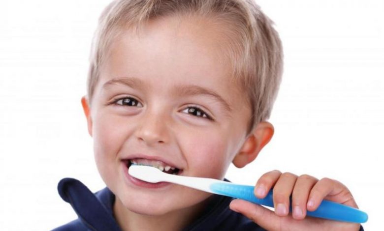 تنظيف الاسنان للطفل فى سن مبكر وحمايتها