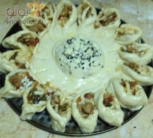 خطوات عمـل البيتزا الهشة بسيطة وبشكل مختلف بالصور