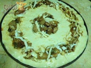 خطوات عمـل البيتزا الهشة بسيطة وبشكل مختلف بالصور