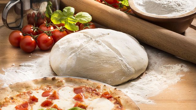 خطوات عمل البيتزا الهشة بسيطة وبشكل مختلف بالصور