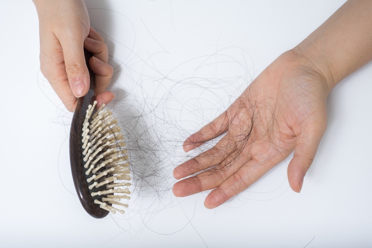 مشكلة تساقط الشعر أسبابها وطرق العلاج