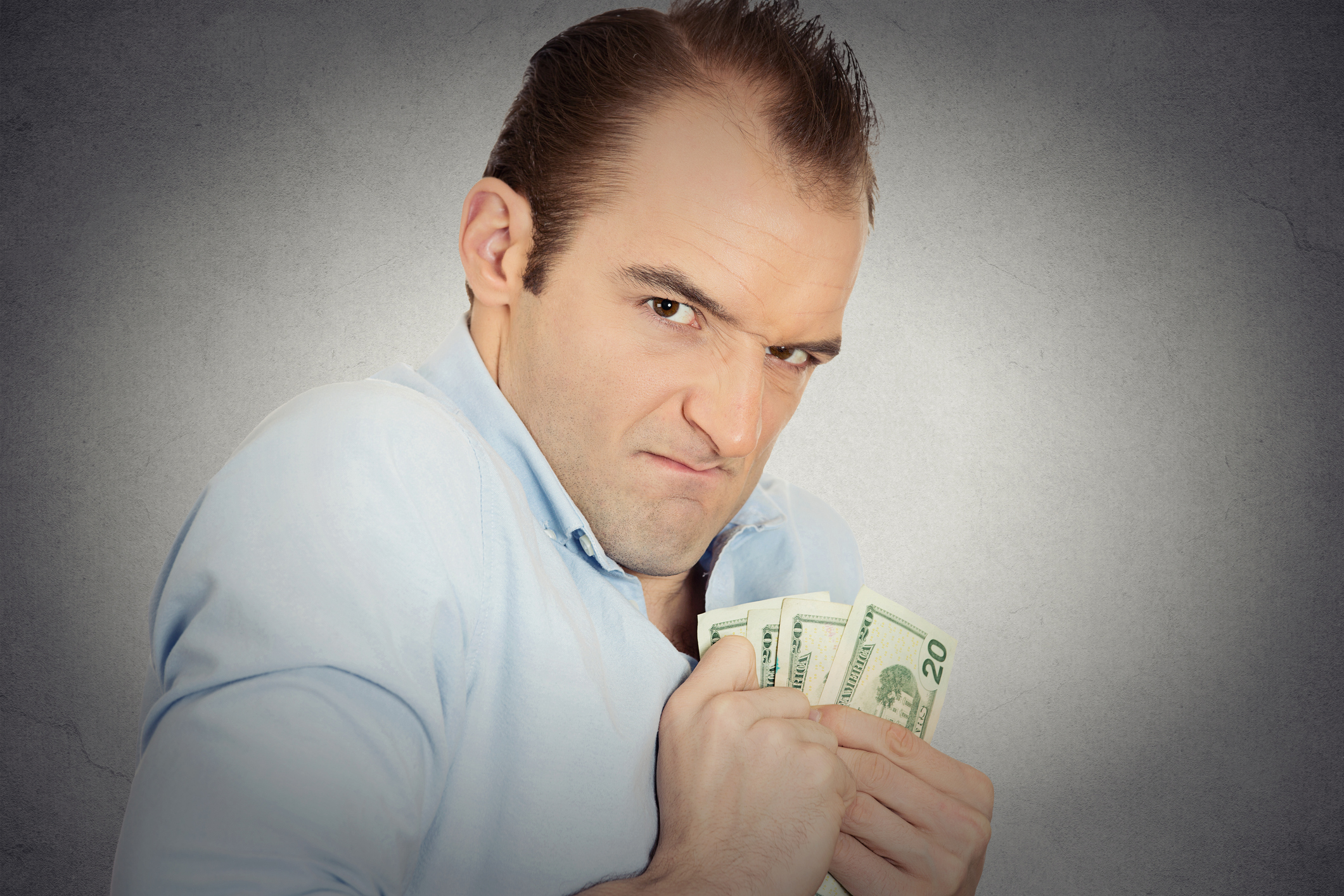 كيفية التعامل مع الزوج البخيل أو يصرف بدون مسؤولية
