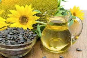 زيت عباد الشمس لعلاج الشعر التالف