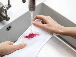 طرق التخلص من بقع الدم على الملابس بالصور