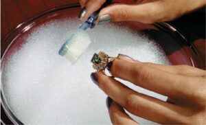 طرق تنظيف الخواتم الدهب والحلقان الدهب