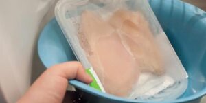 طريقة اذابة الفراخ المجمدة بالخطوات المصورة