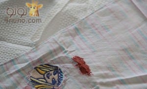 طريقة التخلص من بقع المانيكير على الملابس بالصور