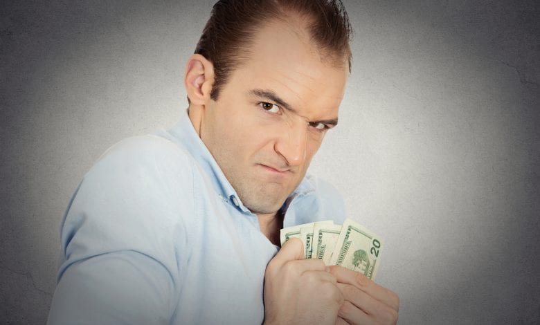 كيفية التعامل مع الزوج البخيل أو يصرف بدون مسؤولية