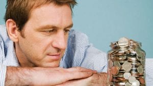 كيفية التعامل مع الزوج البخيل أو يصرف بدون مسؤولية