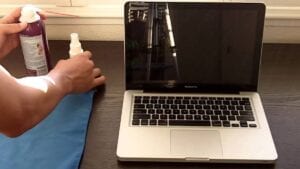 4 خطوات سهلة لتنظيف اللابتوب