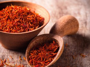 فوائد الزعفران الجمالية والصحية مع طريقة عمل الأرز بالزعفران والقرنفل