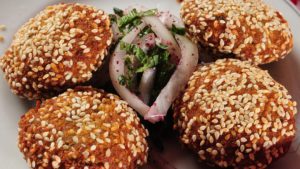 طريقة عمل الفلافل بالحمص والسمسم