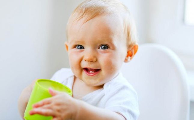 تغذية الرضيع من ثلاثة اشهر الى اثنا عشر شهرا