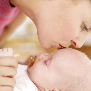 أضرار تقبيل الطفل الرضيع