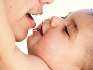 أضرار تقبيل الطفل الرضيع
