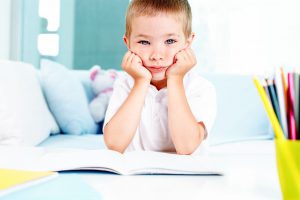 كيف تتصرف مع الطفل الضعيف دراسياً 
