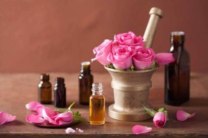 فوائد زيت الورد في تفتيح البشرة وعلاج ترهلات الجلد
