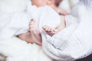 علي الام القيام باشياء للمولود بعد الولادة مباشرة