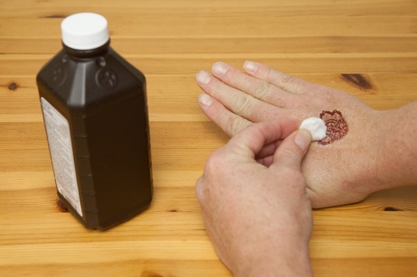 ازالة نقوش الحنة على اليد بطرق طبيعية