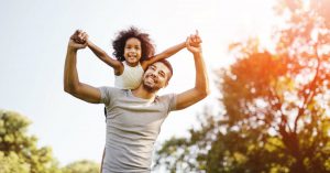 كيف تكون صديقاً لطفلك ليصبح سنداً لك في عجزك